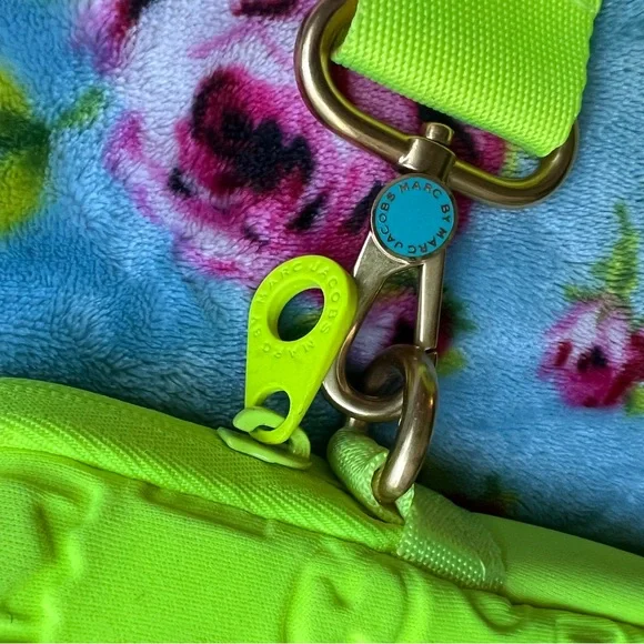 Marc By Marc Jacobs Neon Yellow-Green Logo Embossed Laptop Sleeve w. Strap - Picture 4 of 7